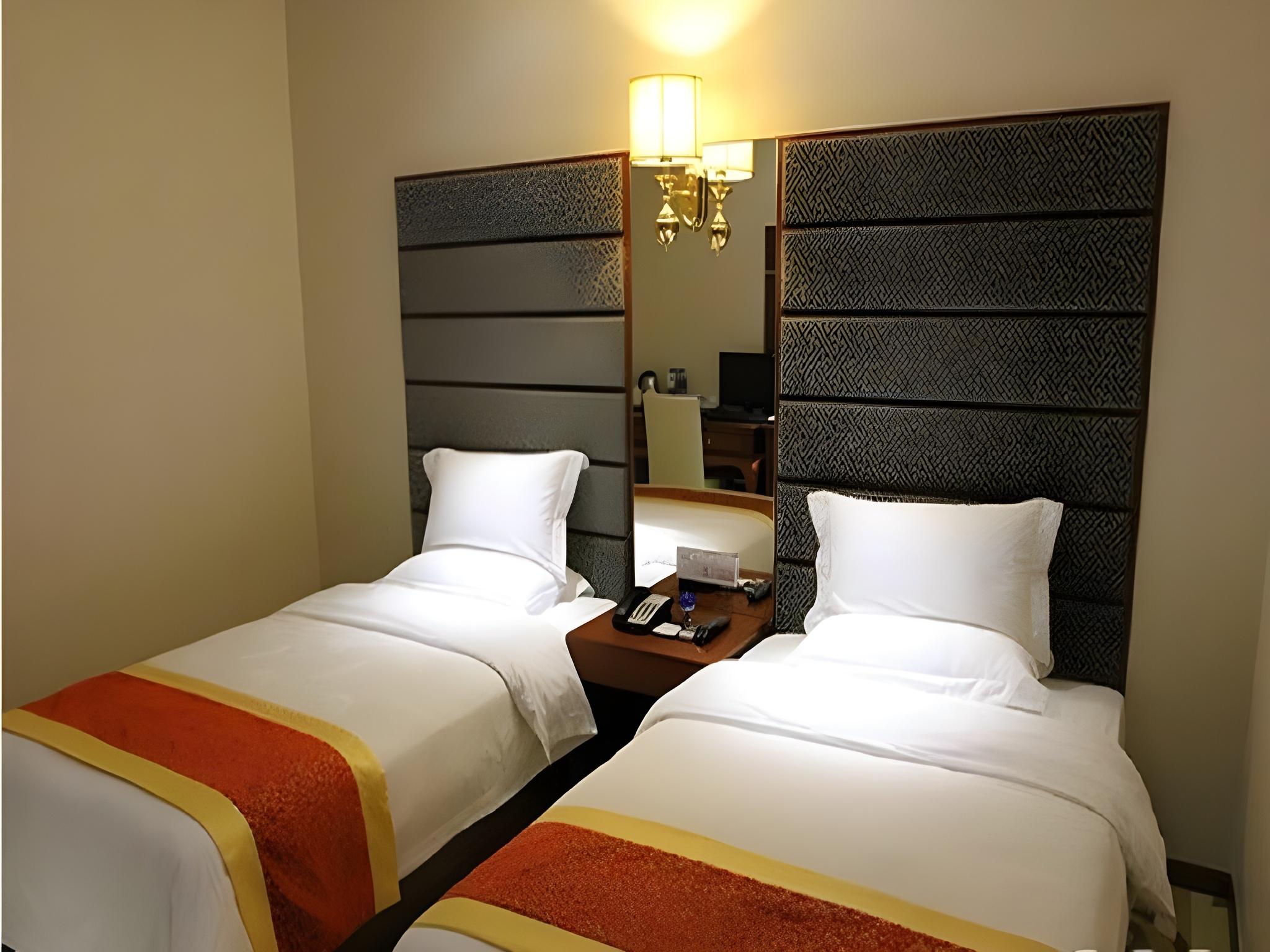 Standard, Twin Beds, No Window