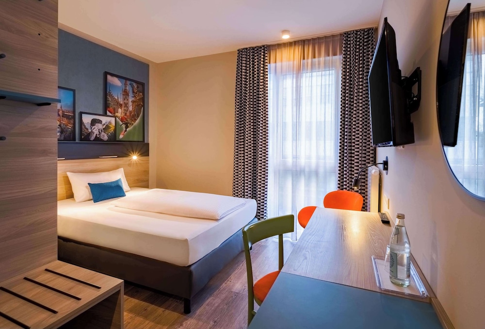DELUXE, QUEEN BED