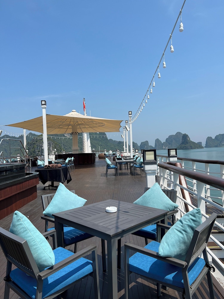 Paradise Grand Cruise – Lan Ha Bay 52/65