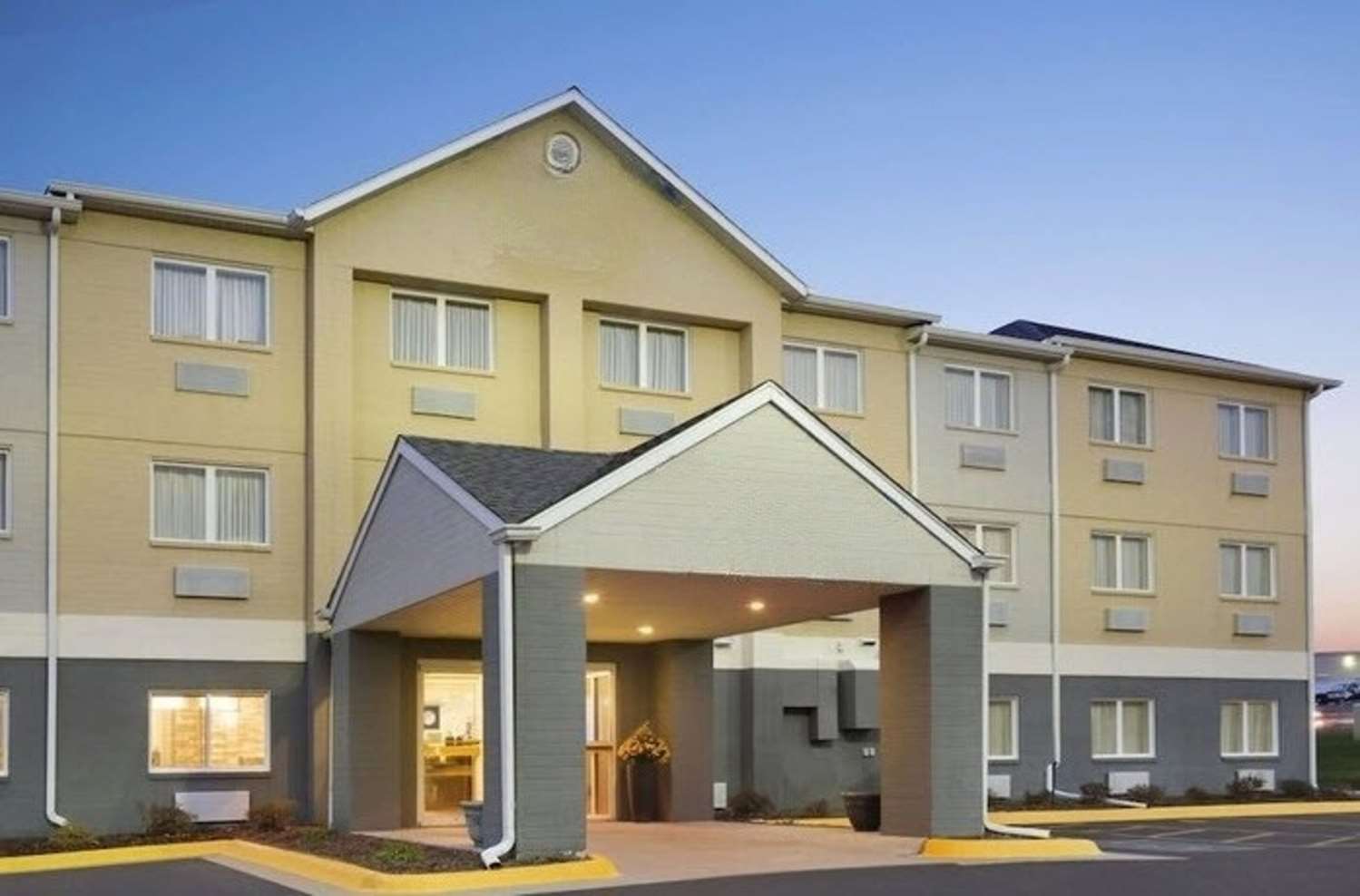 Dubuque Inn & Suites 1/9