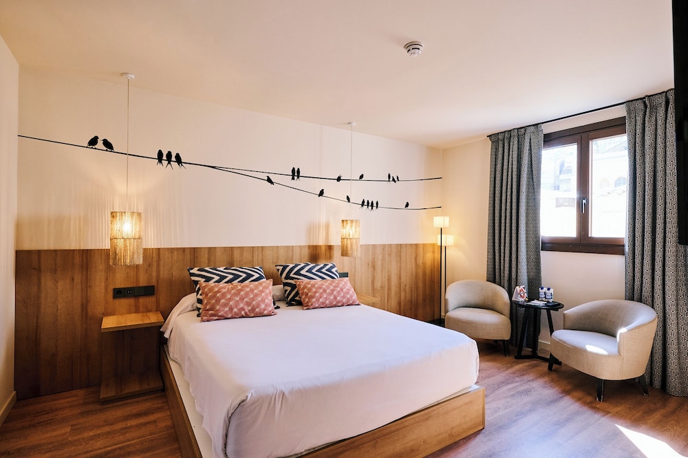 ROOM, DOUBLE BED