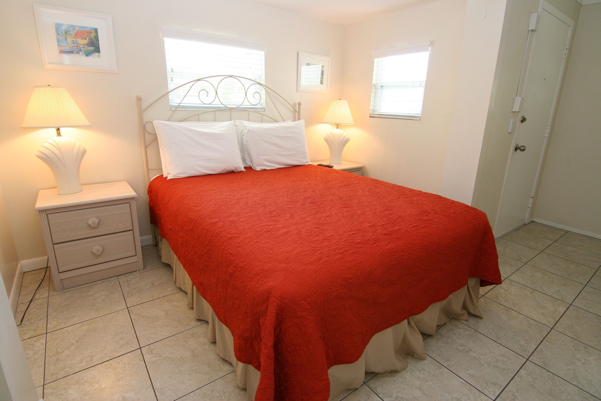 2 Bedrooms, Queen and Twin Beds, 2 Bathrooms, Kitchen, Large