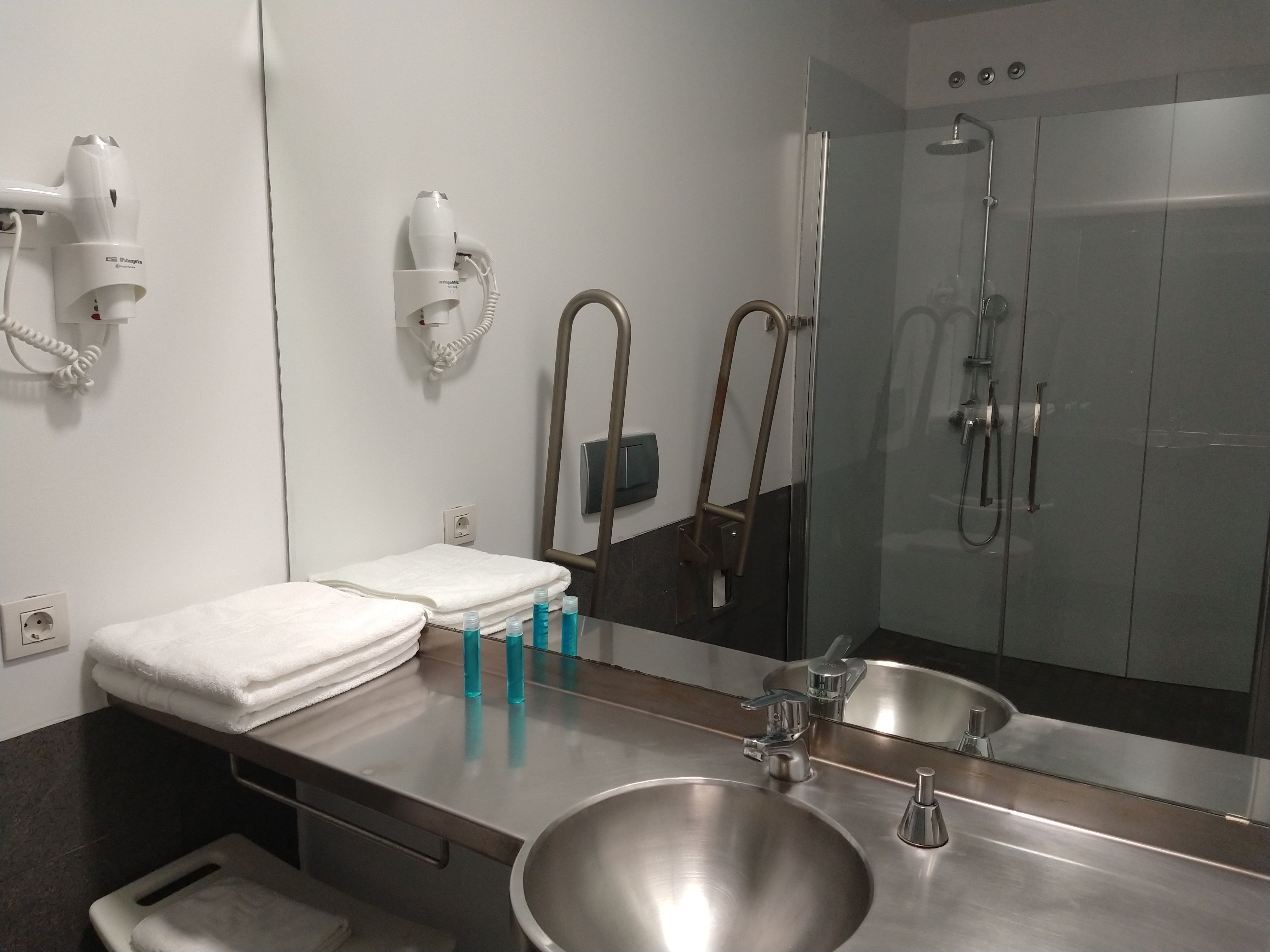 غرفة قياسية ثلاثية بأسرّة بطابقين، Centre Esplai Hostel 3/3