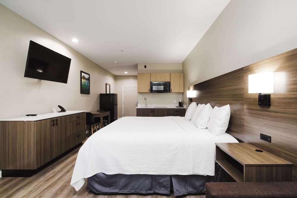 غرفة قياسية بسرير كينج بمطبخ صغير، SureStay Studio by Best Western Conroe Downtown 2/6