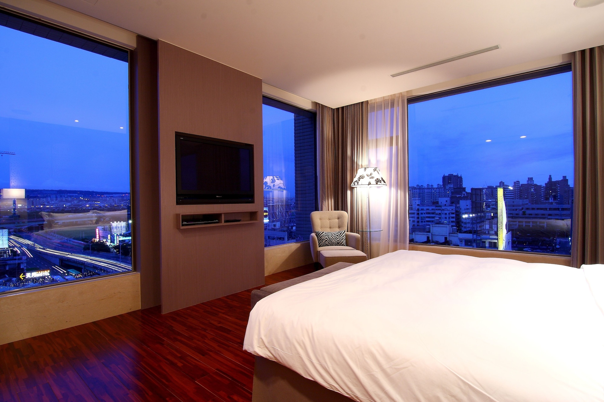 EXECUTIVE, SUITE