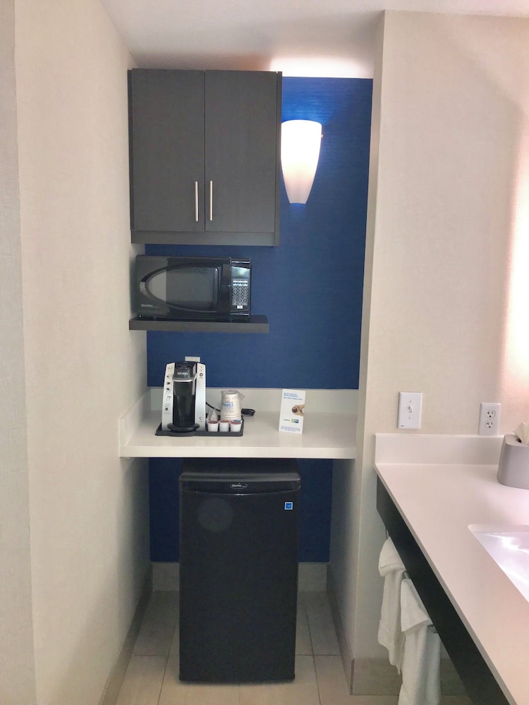 Holiday Inn Express Hotel & Suites Tracy 77/77