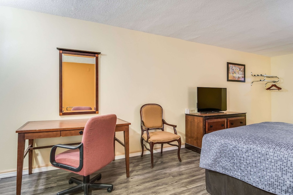 Econo Lodge At Six Flags 12/15