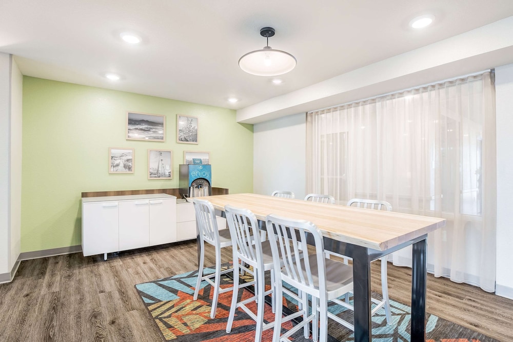 WoodSpring Suites Colton 33/40