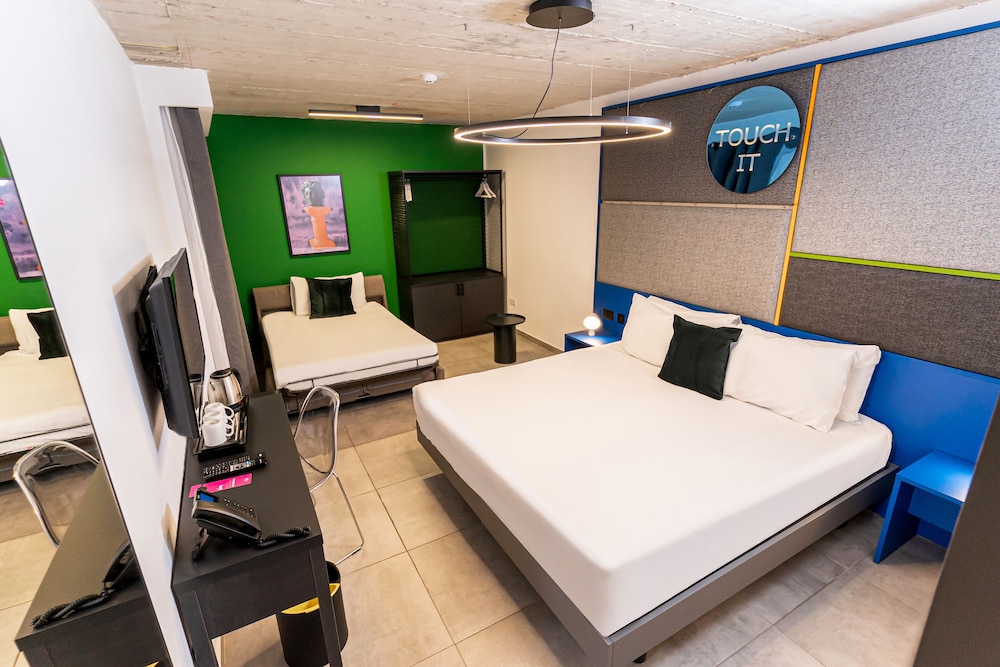 IKYK HOTEL 4/49