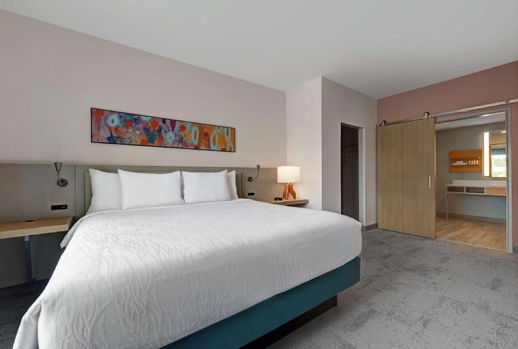 Suite, King Bed, 1.5 Bathrooms, Sofa, Accessible