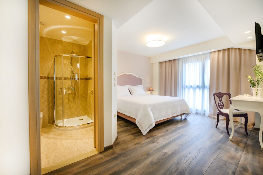 Emerald suites 9/32