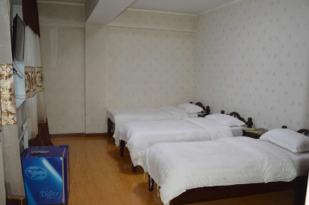 Land Hotel 21/50