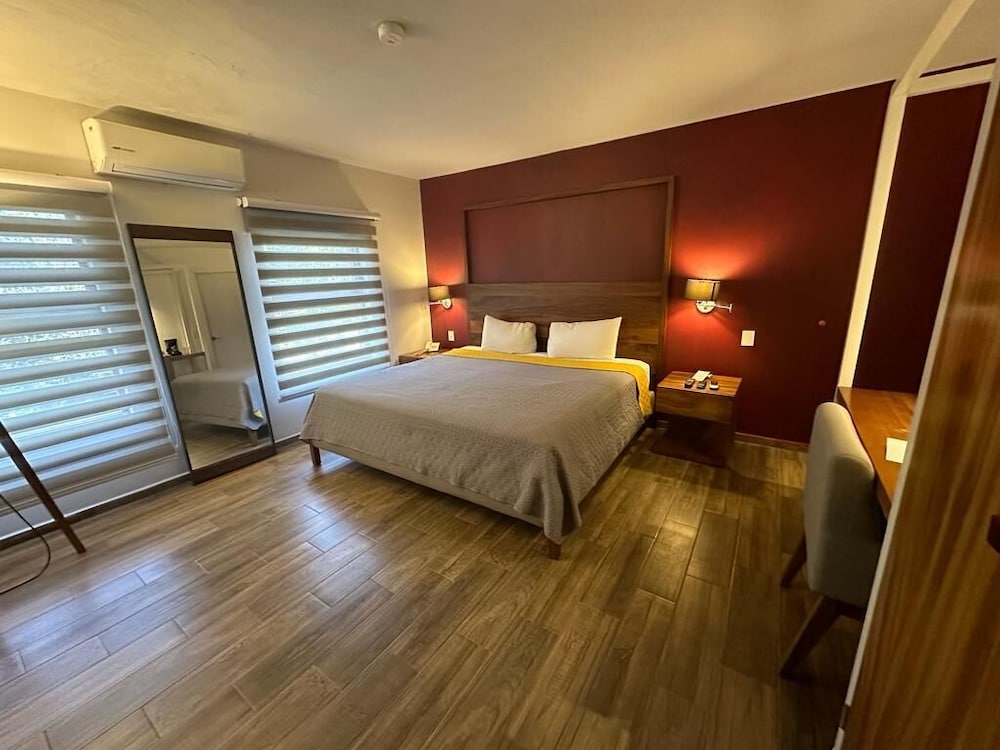 DELUXE, KING BED