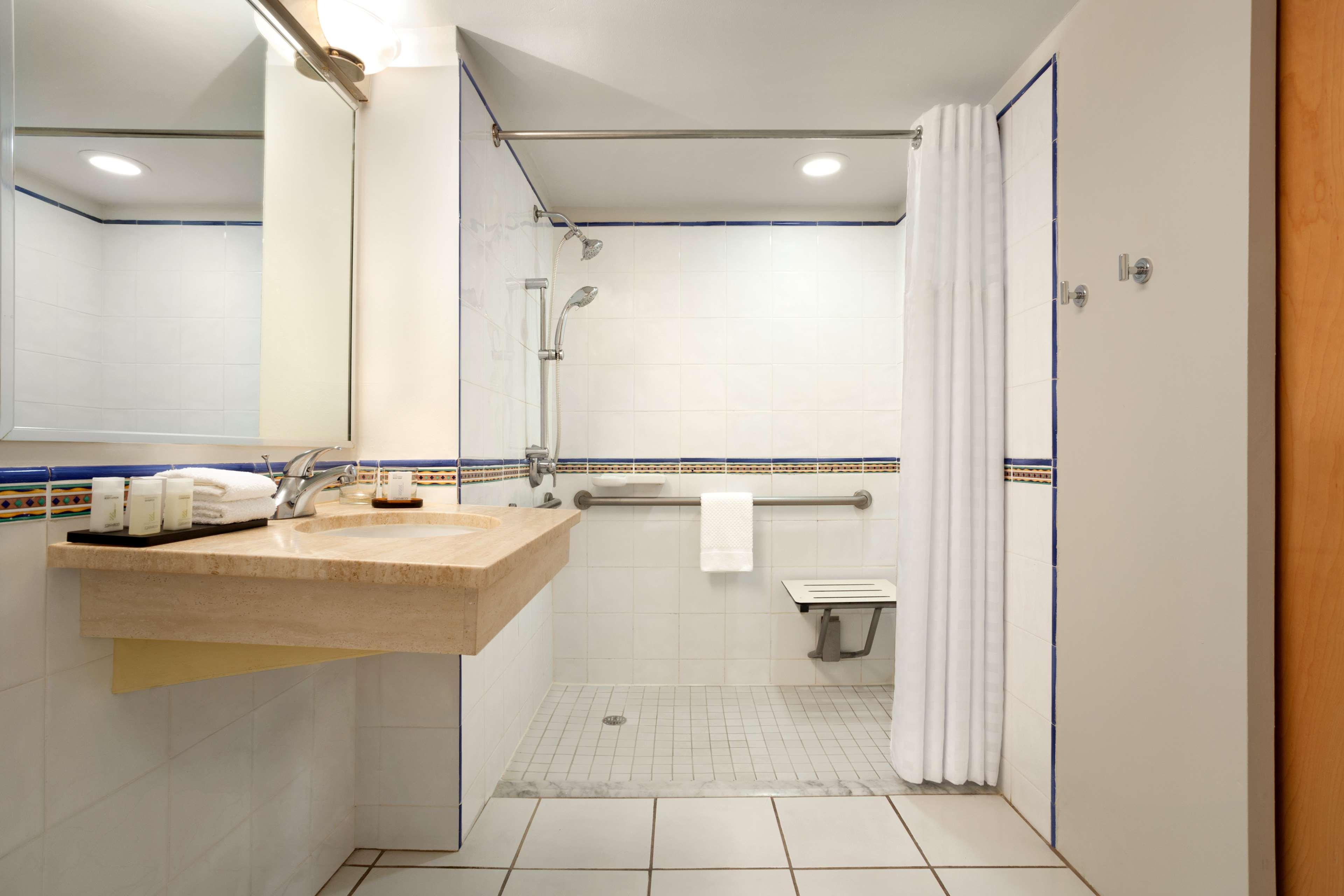 جناح بسرير كينج بغرفة نوم واحدة، Embassy Suites By Hilton Dorado Del Mar Beach Resort 2/2