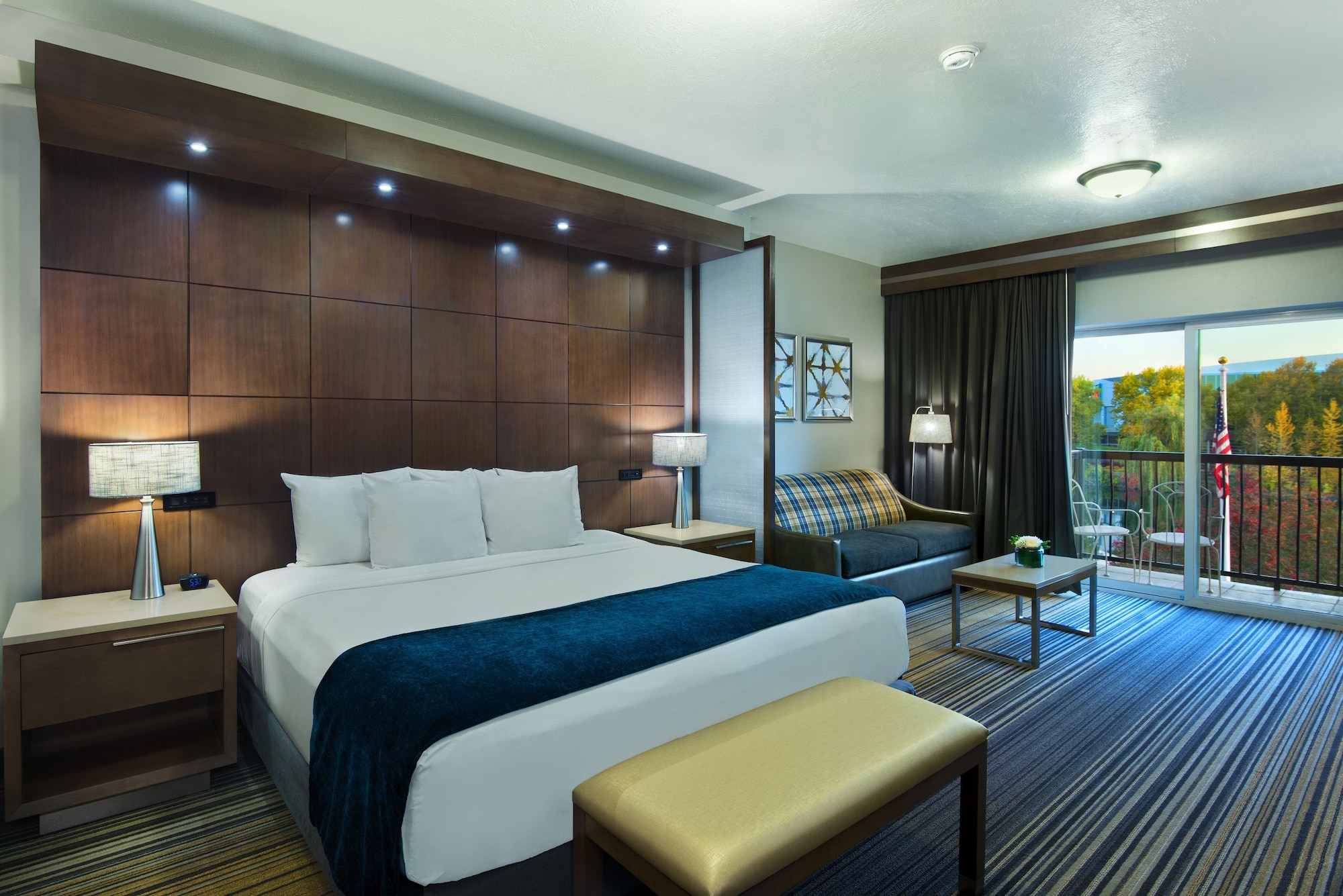 SUITE, KING BED, RIVER VIEW, SOFA, BALCONY