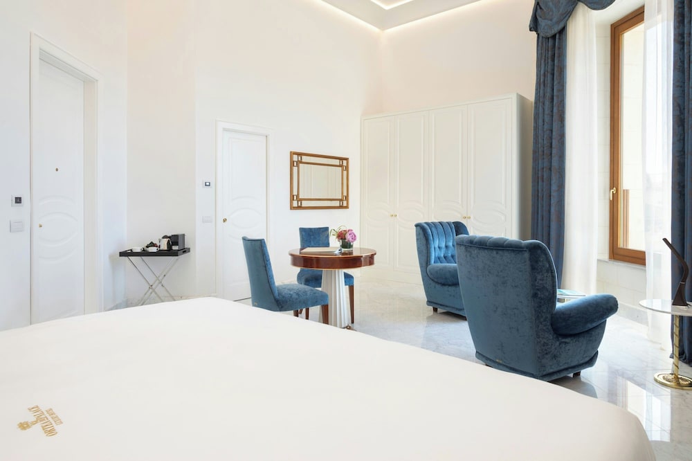 ROOM, KING BED, PARTIAL SEA VIEW