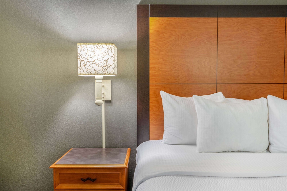 La Quinta Inn Suites Pueblo 14/48