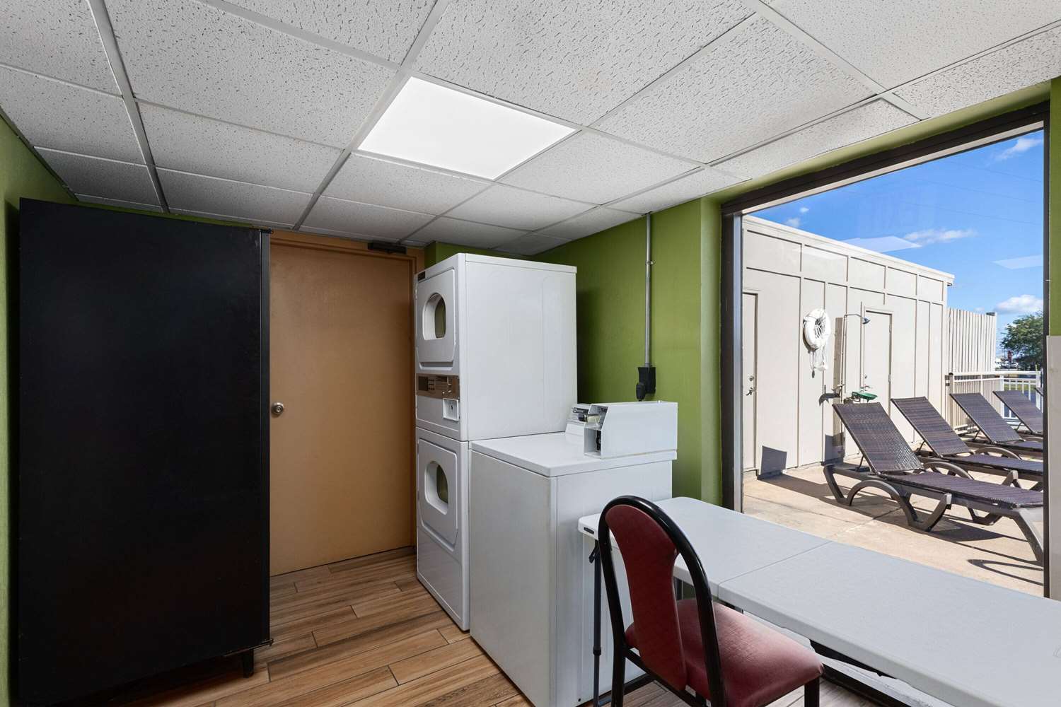 Super 8 by Wyndham Myrtle Beach/Market Common Area 12/35