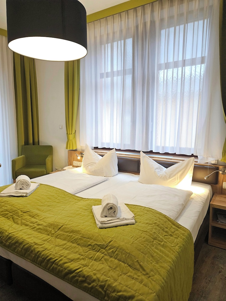 Historisches Hotel Weinrestaurant Zum Grünen Kranz 16/50