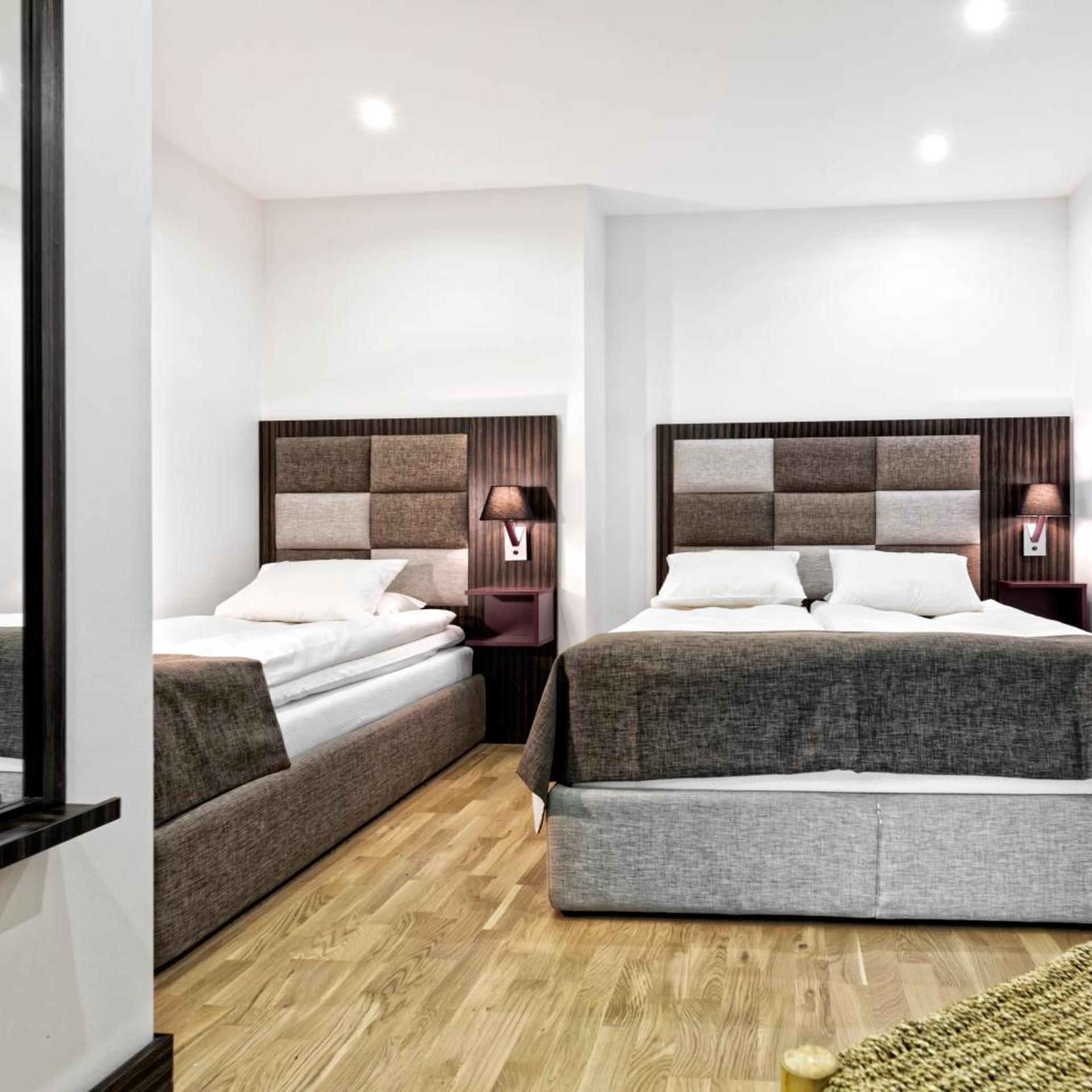 Room, Triple, No Window