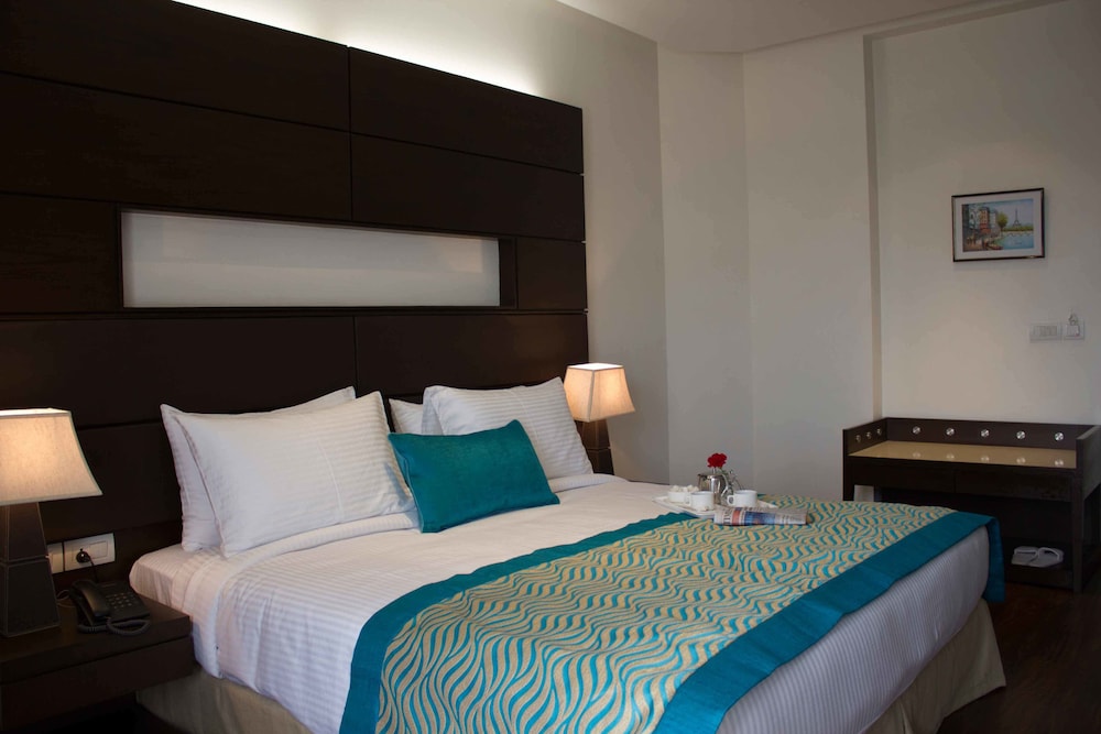 Stately Suites, Golf Course Road 27/58