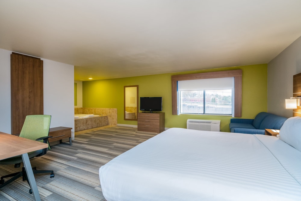 Holiday Inn Express & Suites Rocky Mount/Smith Mtn Lake 27/75