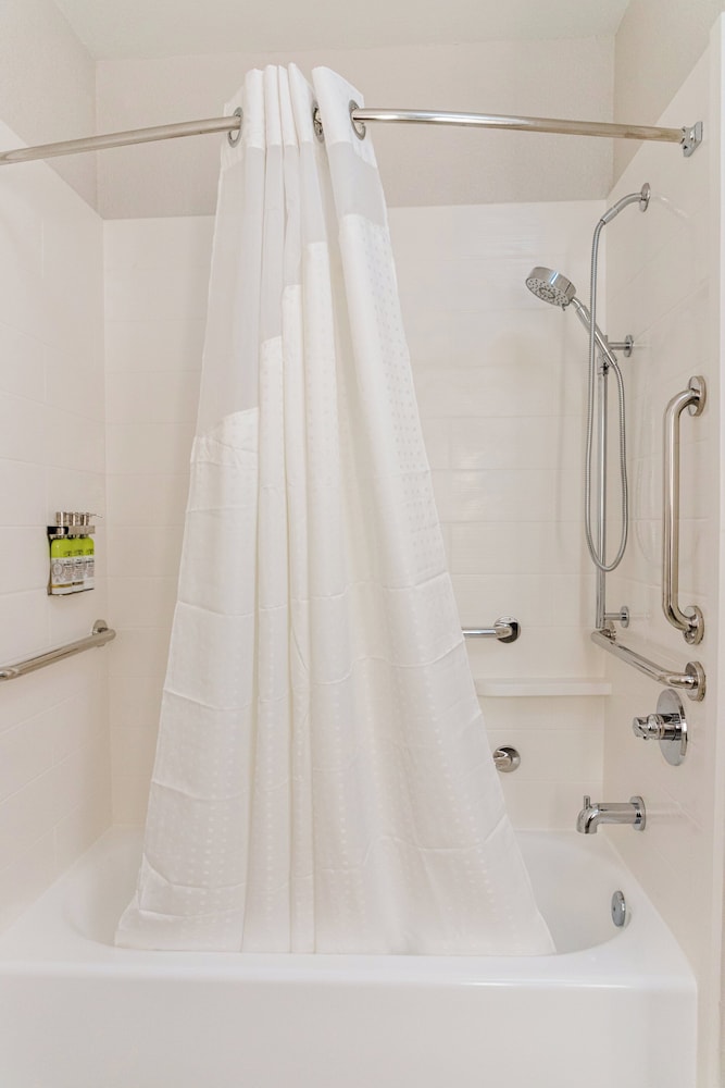 Holiday Inn Express Hotel and Suites Greenville 64/64