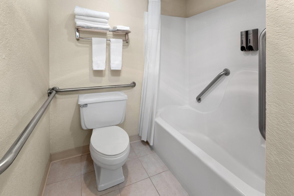 Days Inn by Wyndham Mackinaw City/Bridgeview Area 56/61