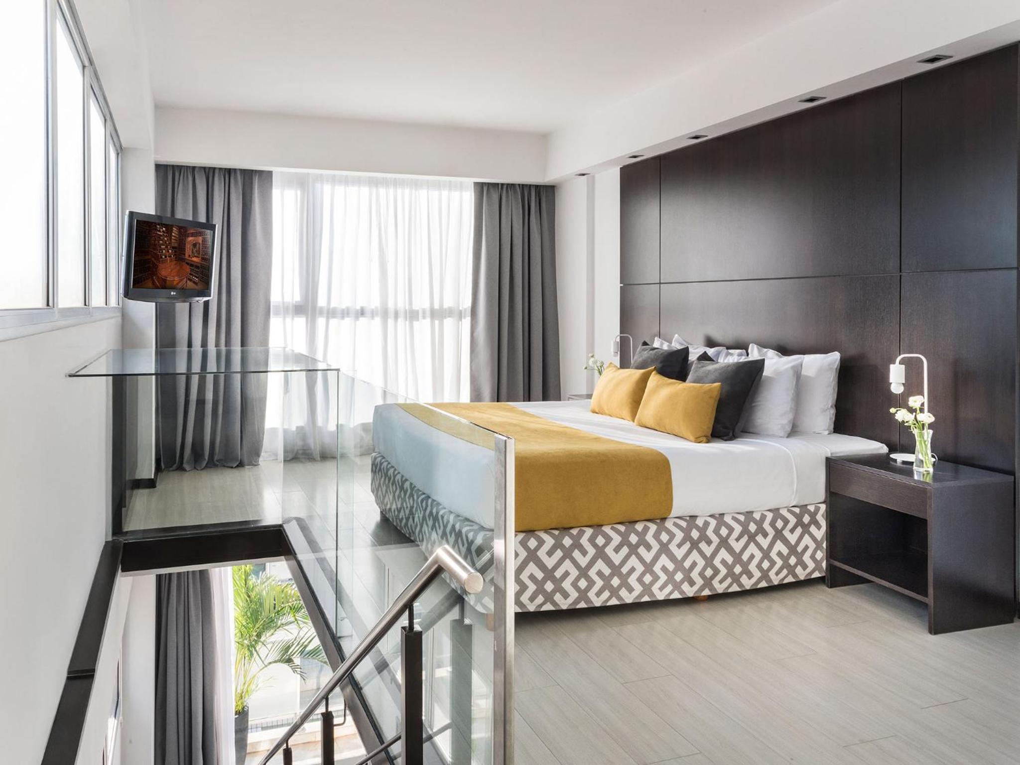 Room, Sextuple