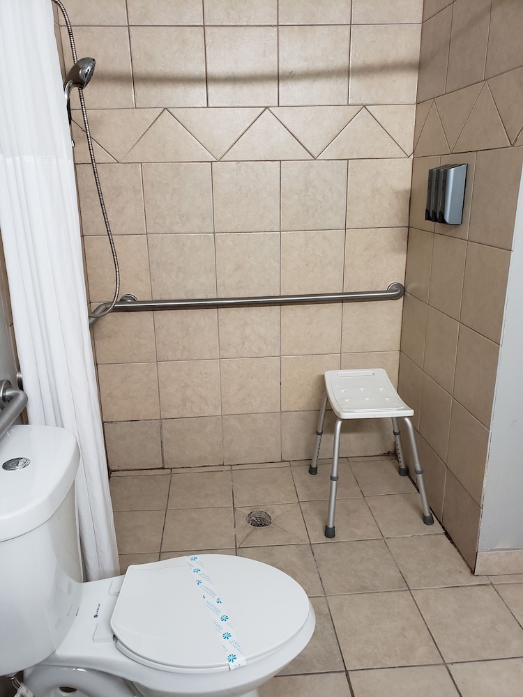 Days Inn Suites By Wyndham Cleburne Tx 41/42