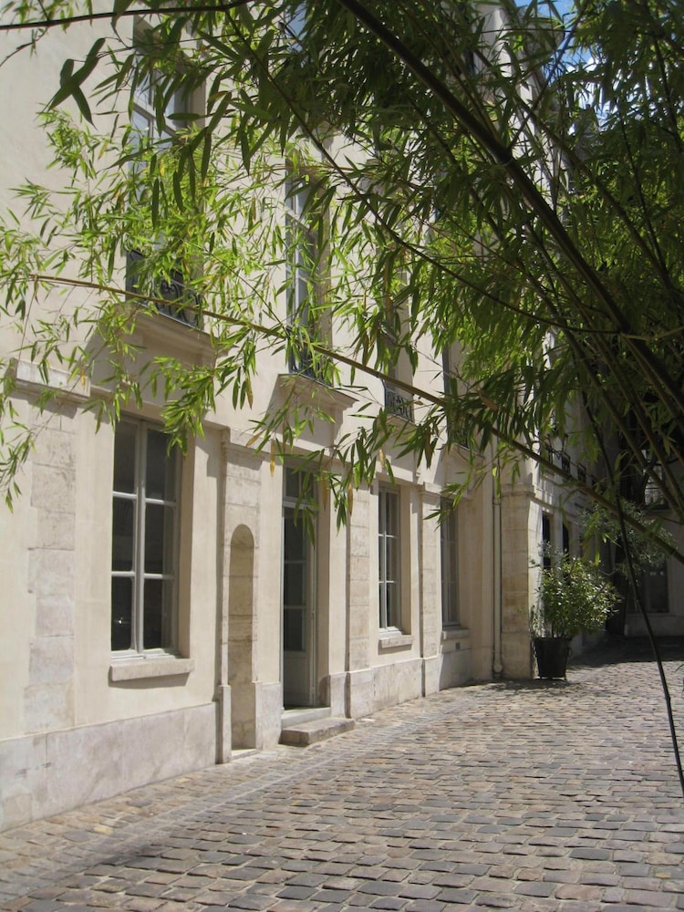 De La Place Des Vosges 57/63