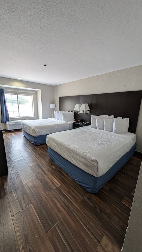غرفة بسريرين كوين، Days Inn And Suites By Wyndham Tampa Raymond James Stadium 7/10