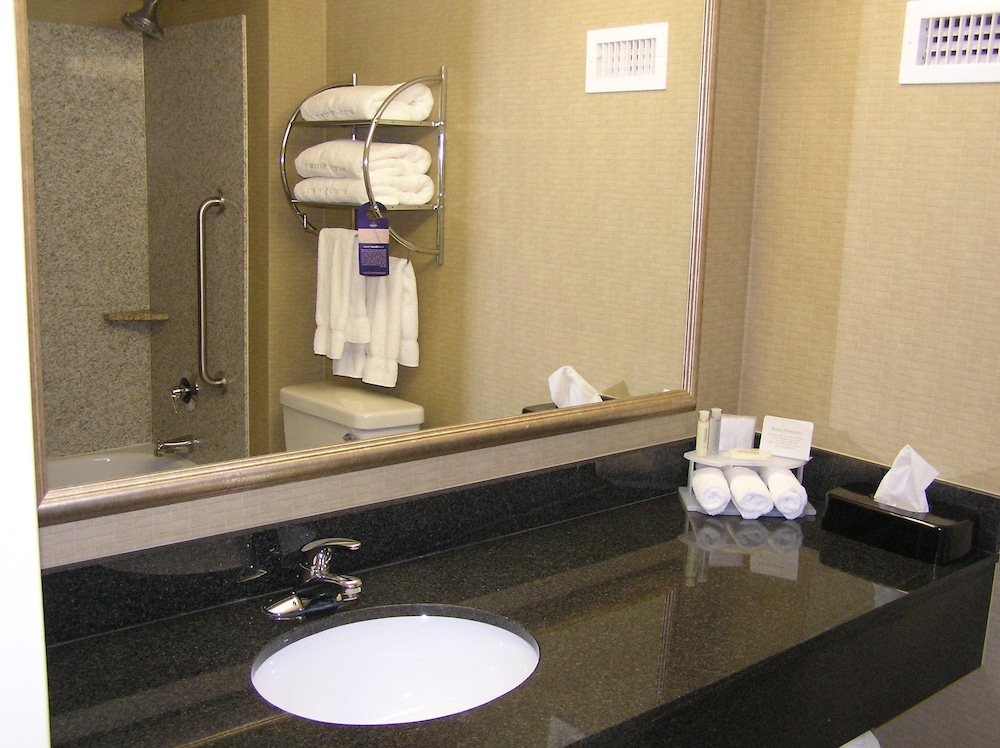 Holiday Inn Express Woodstock-Shenandoah Valley 9/28