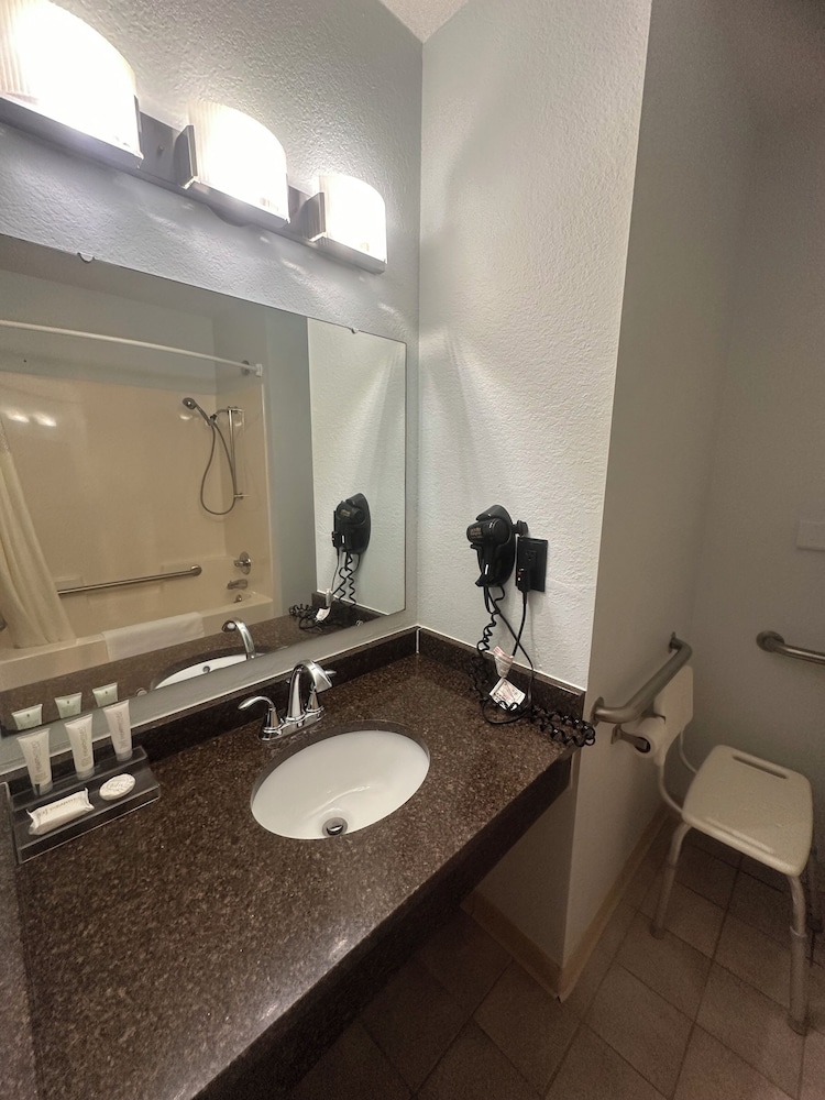 غرفة بسرير كوين مع أريكة لذوي الإعاقة، Pictured Rocks Inn & Suites 4/5
