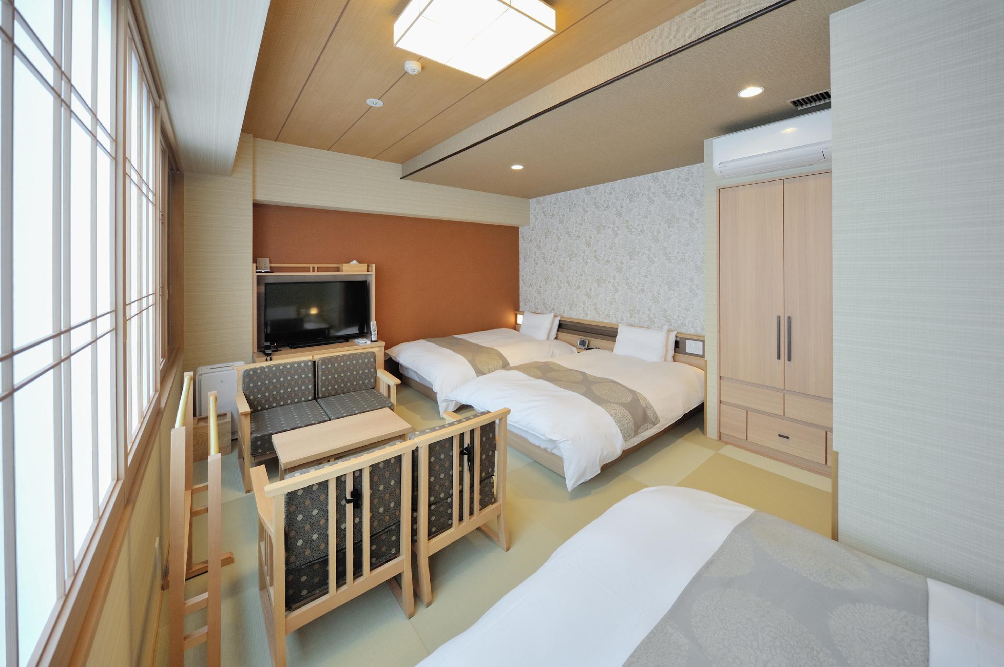 Room, Triple, Cypress Bath