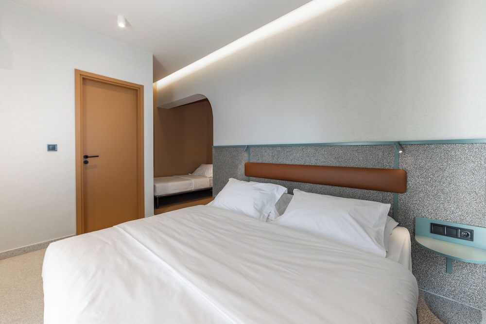 Evripides Hotel 18/69