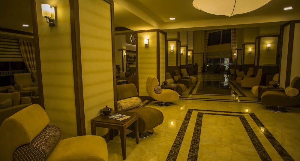 Parion Hotel 33/67