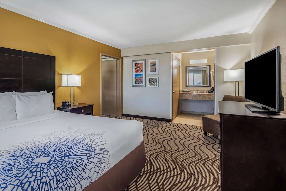 1 BEDROOM, FAMILY SUITE, BUNK BED, QUEEN BED