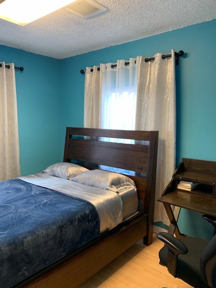 LAX Guest House 9/36