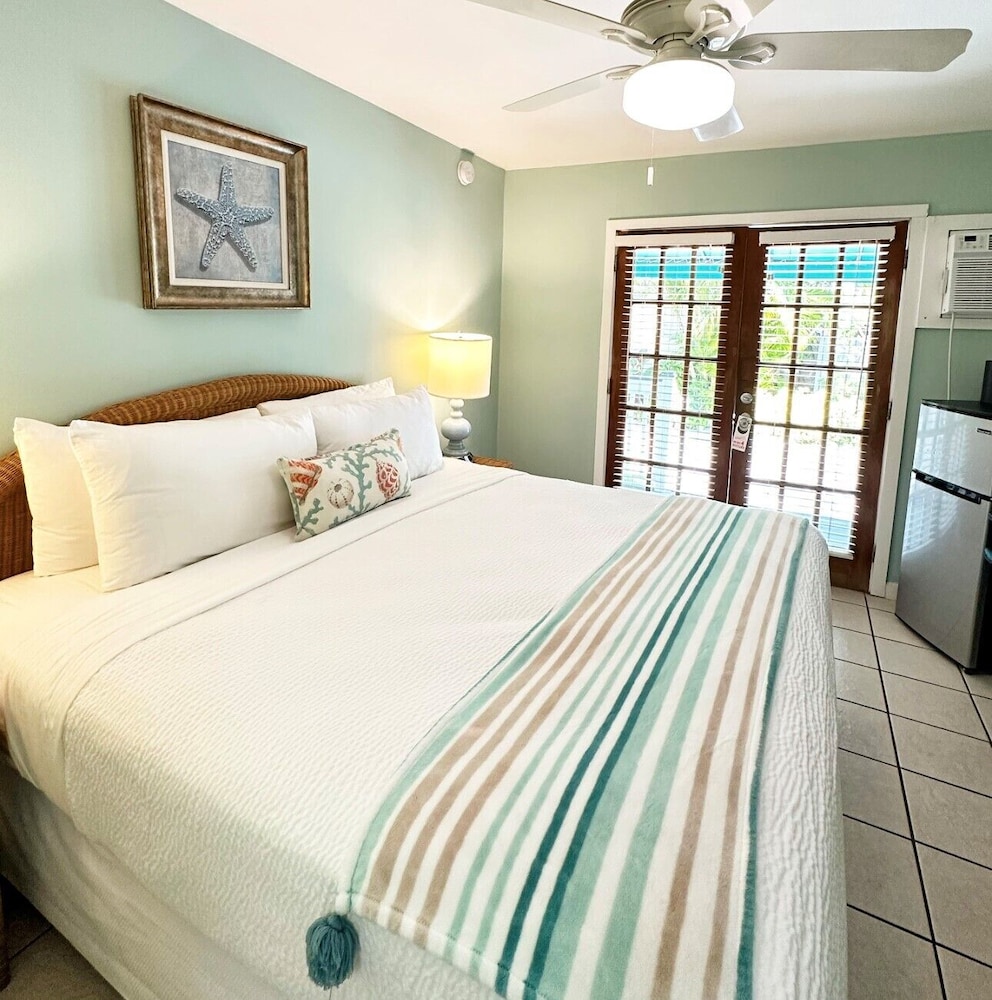 DELUXE, KING BED