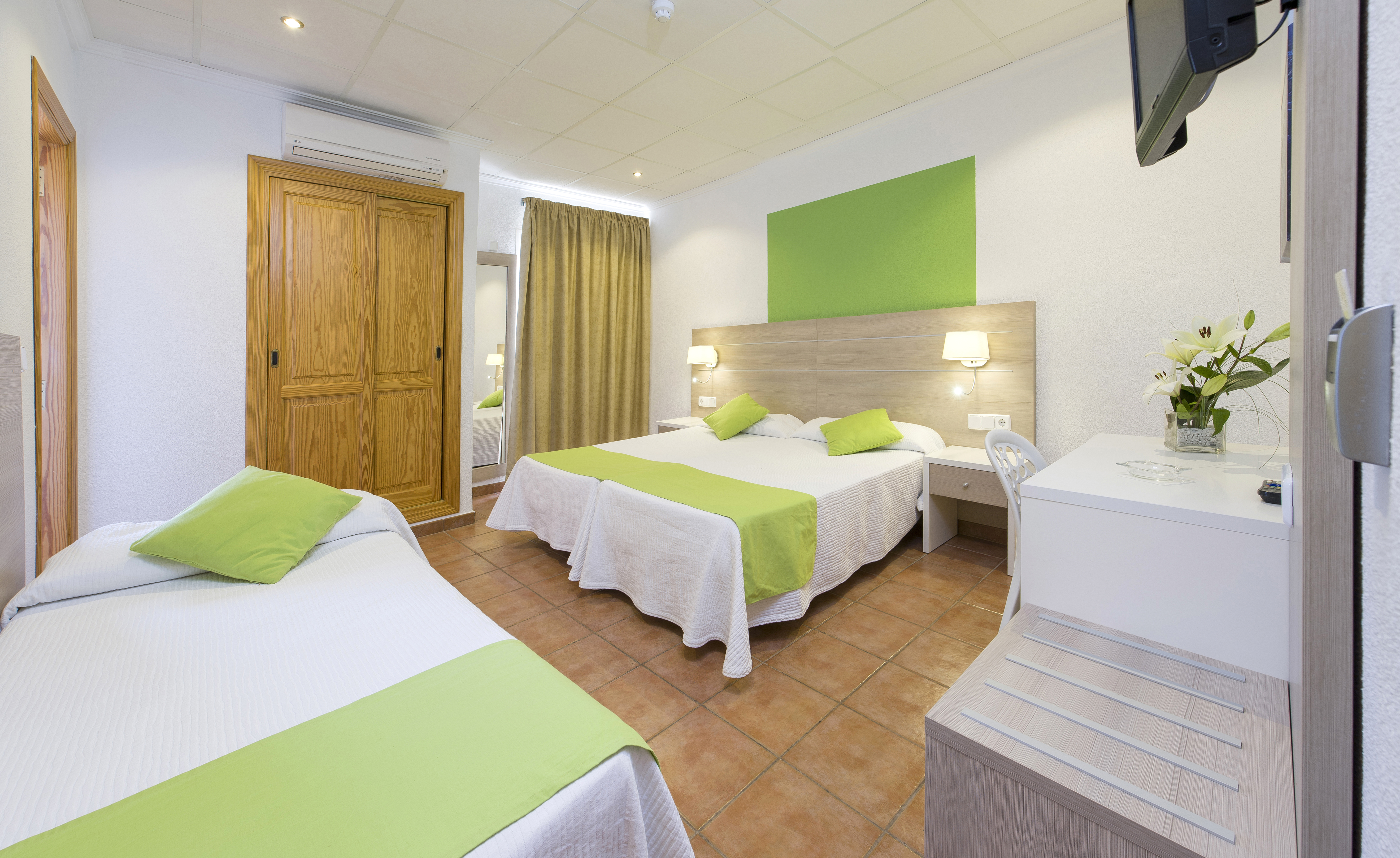 Room, Triple