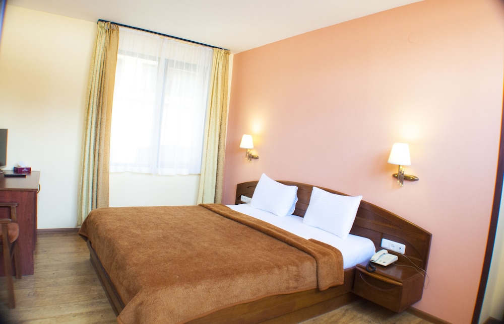 Ararat Hotel 7/50