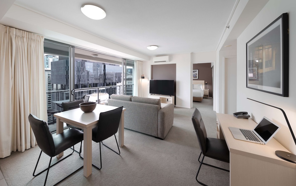Oaks Brisbane Felix Suites 23/42