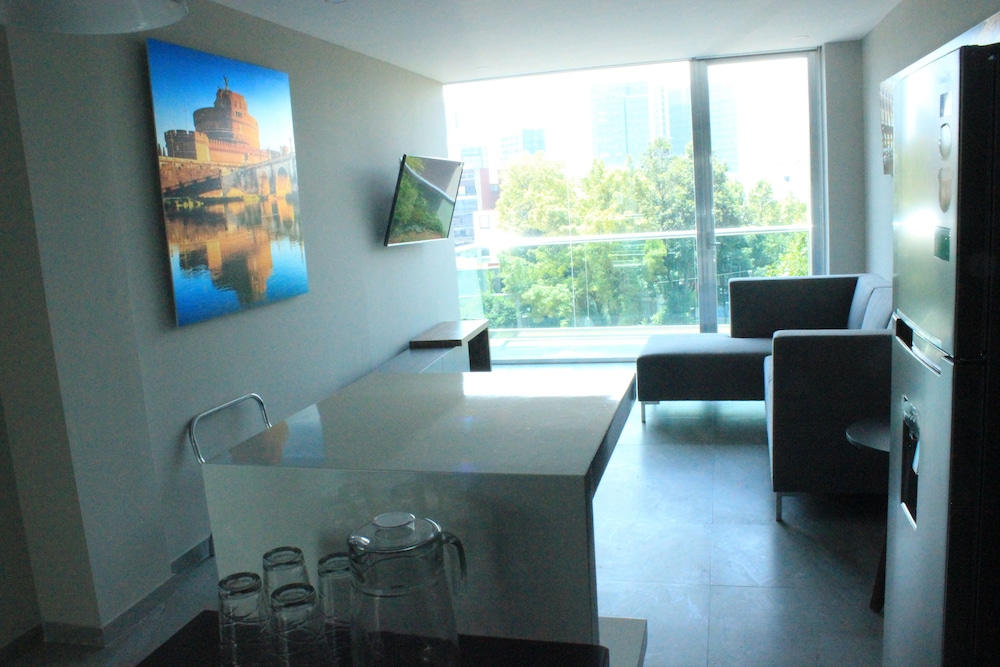 J. Towers Hotel Suites 21/68