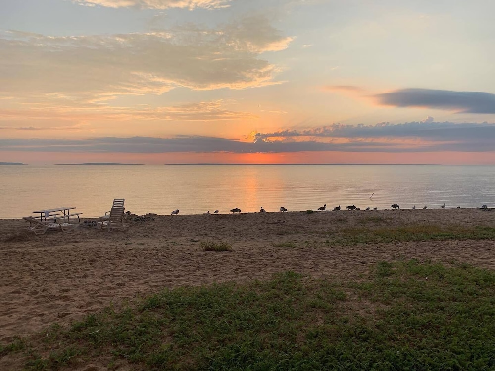 Mackinaw Beach & Bay Inn & Suites 25/51