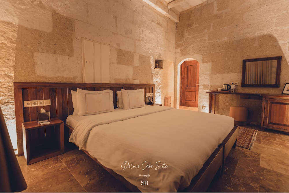 Cave, Deluxe, Suite