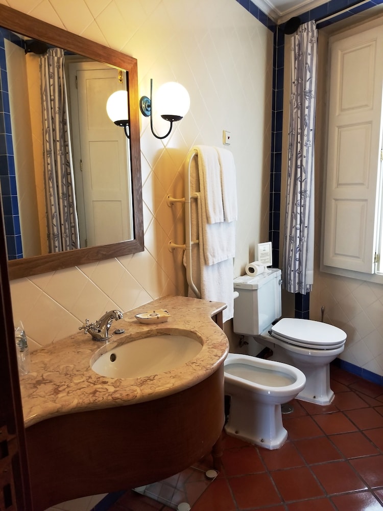 Lawrences Hotel 35/66