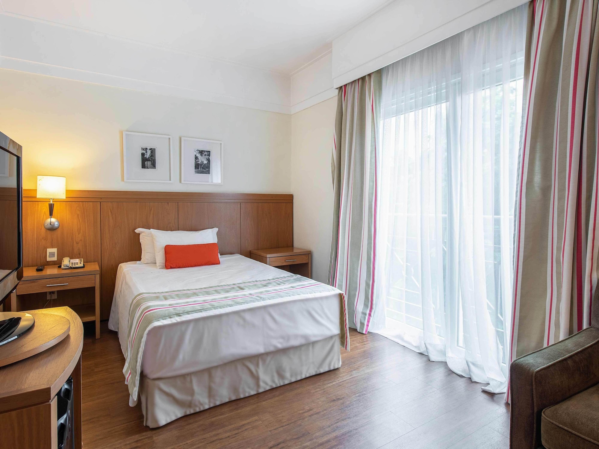LUXURY, TWIN BEDS