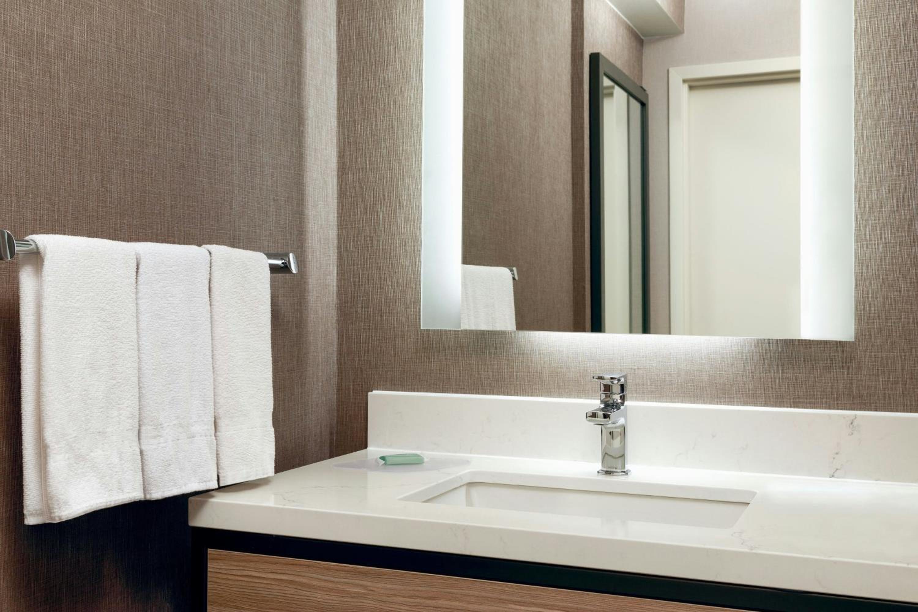 جناح بسريرين مزدوجين مع أريكة لذوي الإعاقة، Springhill Suites Denver North Westminster 6/9