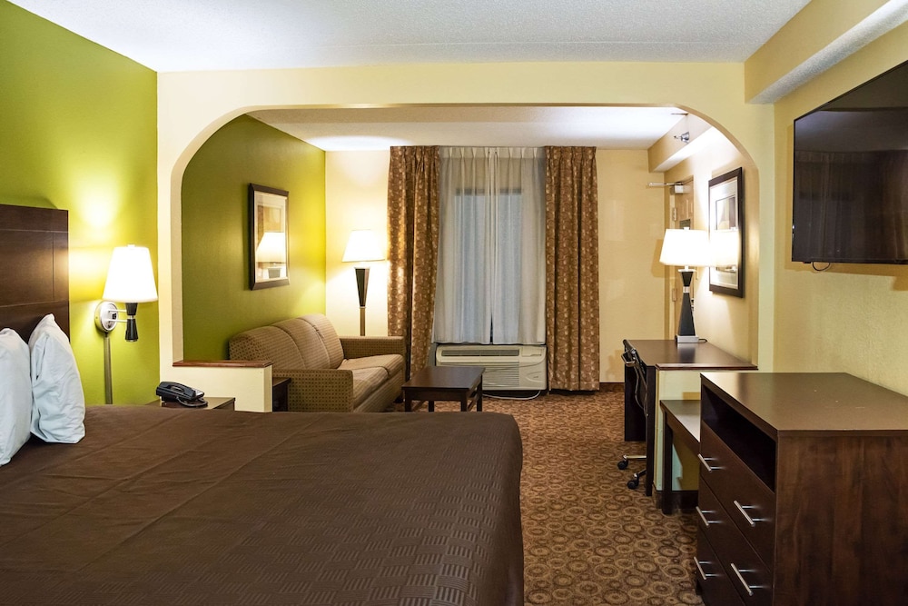 Rodeway Inn & Suites Clarksville near Governors Square Mall 13/22